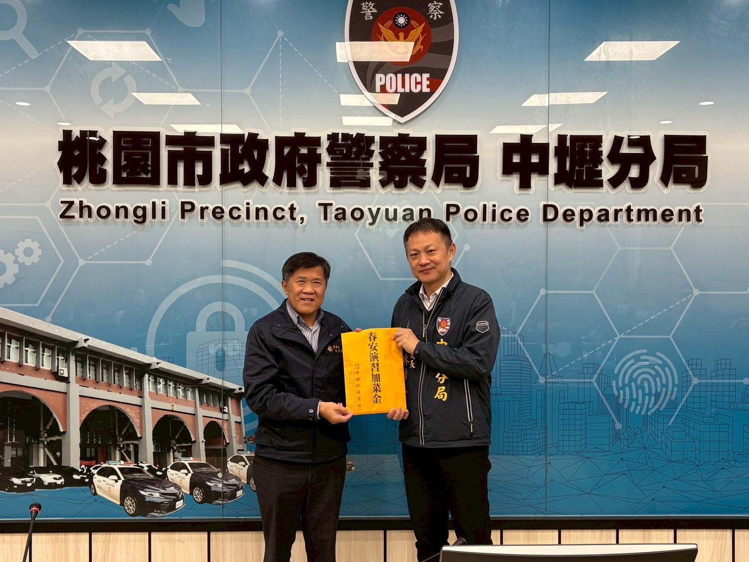 中壢仁海宮頒發加菜金 感謝中壢分局春節守護治安不打烊 S 20824146 0