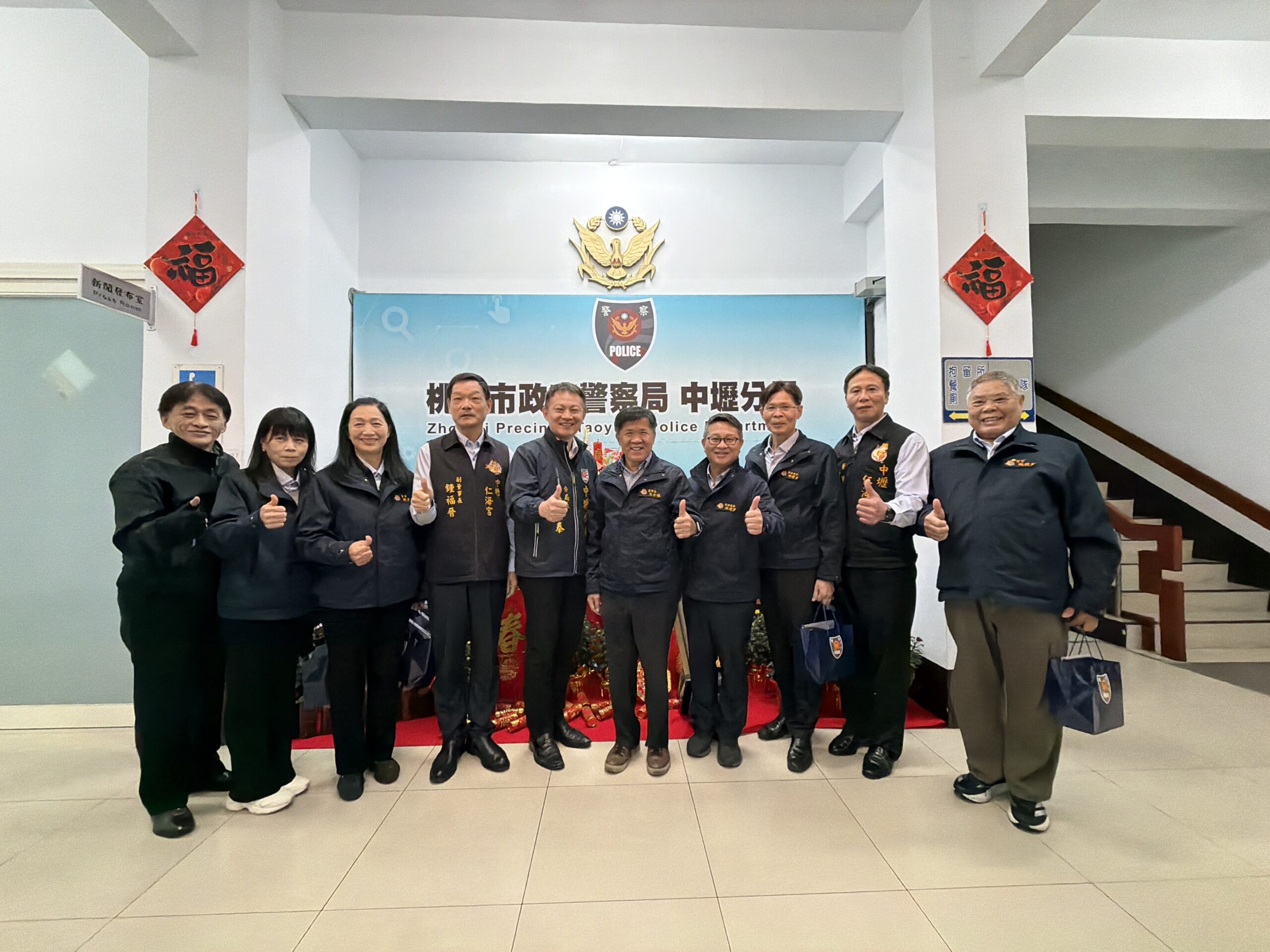中壢仁海宮頒發加菜金 感謝中壢分局春節守護治安不打烊 S 20824147 0 scaled