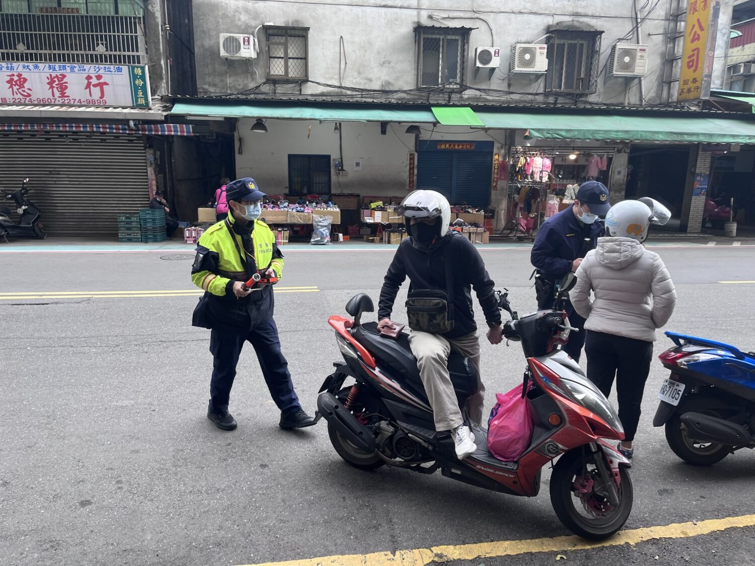 土城分局警方嚴格取締闖紅燈、酒毒駕、超速等重大違規。(記者徐煜勝翻攝)