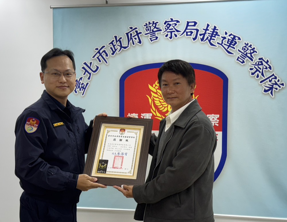 穎詩國際有限公司總經理黃耀銘(右)。(記者李健興翻攝)