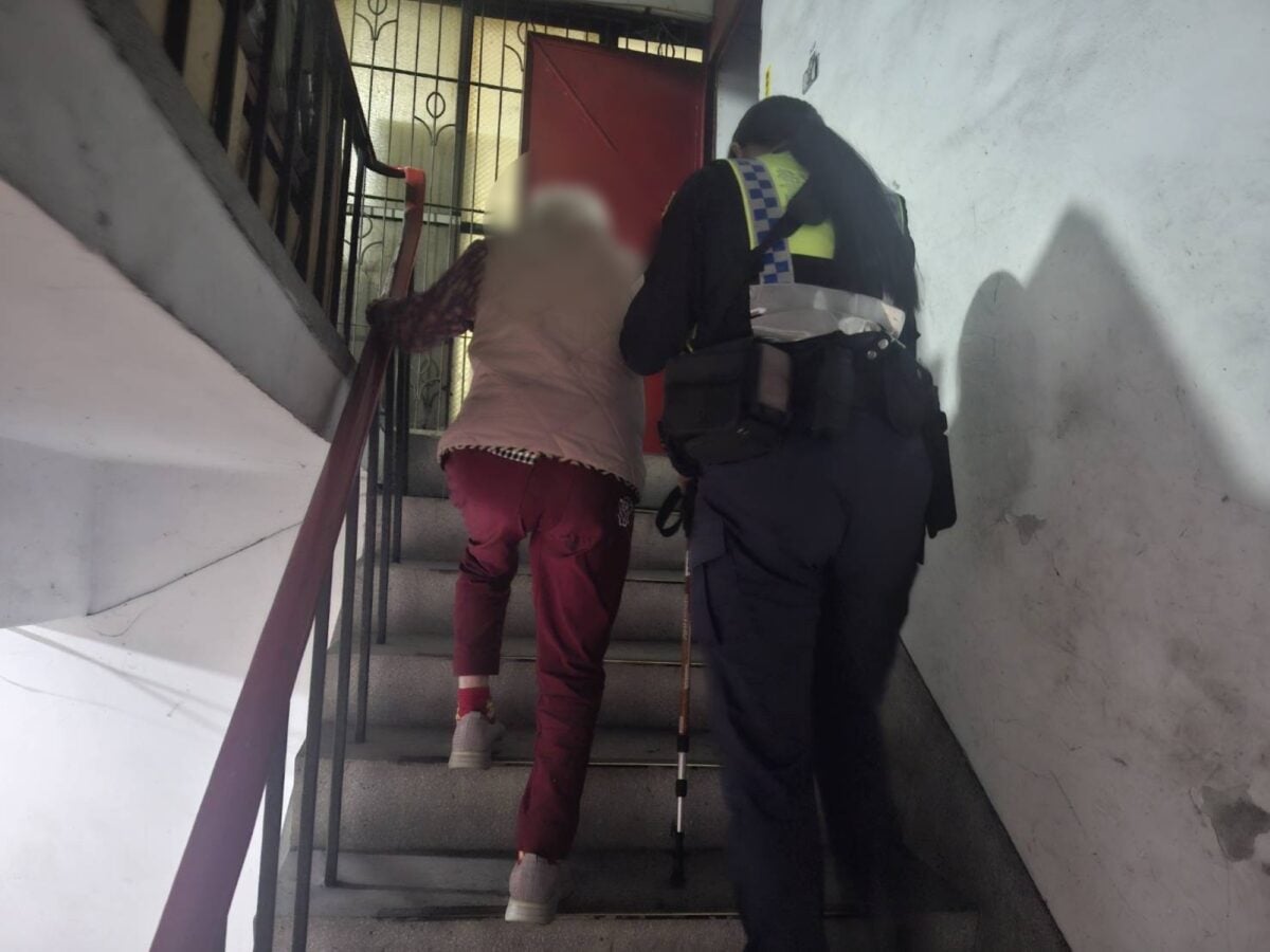 ▲員警在其友人協助下,一同陪伴婦人平安返家。