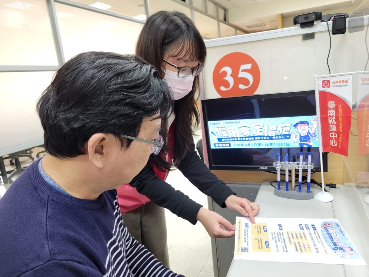 ▲勞動部將延長辦理「僱用安定措施」,9行業在公告辦理期間雇主協議實施減班休息達30日以上,就能申領薪資差額補貼,每人每月最高可領1萬1,500元。