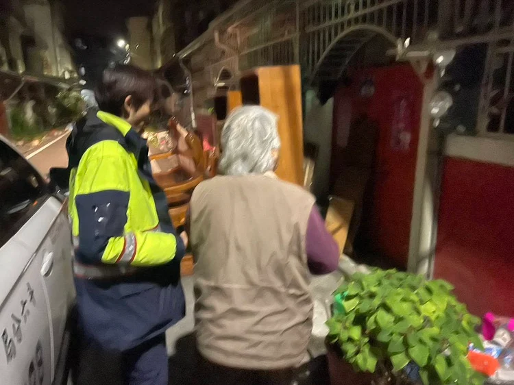 ▲深夜街頭一抹暖光，斗六警守護迷路老婦安全回家。(記者劉春生攝)  