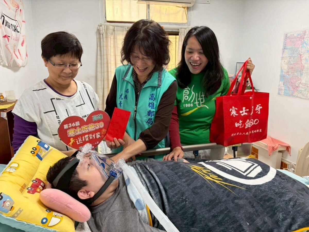 ▲高雄郵局局長尤素珍（左二）與同仁及創世基金會志工一同到宅關懷，親手送上年節物資與紅包，將「寒士吃飽30 送禮到家」的溫暖祝福傳遞到弱勢家庭，讓寒冬多一份支持與陪伴。
