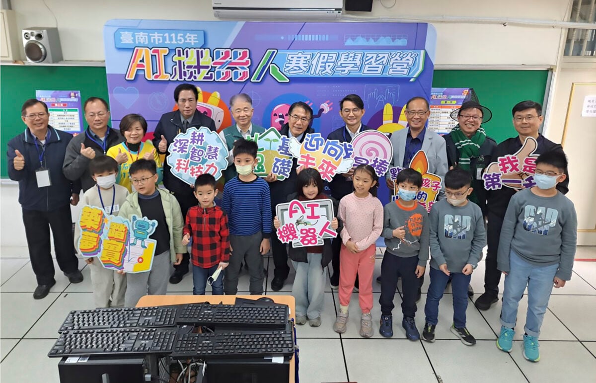 ▲臺南市政府教育局攜手中華電信首辦寒假機器人營隊。