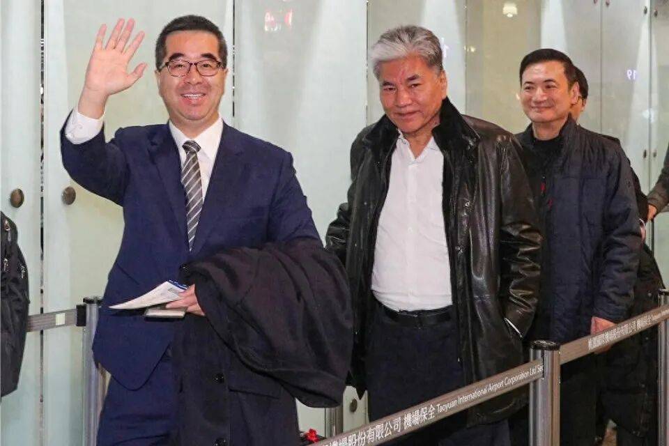 ▲中國國民黨副主席蕭旭岑偕同國民黨智庫副董事長李鴻源率團抵達北京,參加「兩岸交流合作前瞻論壇」。