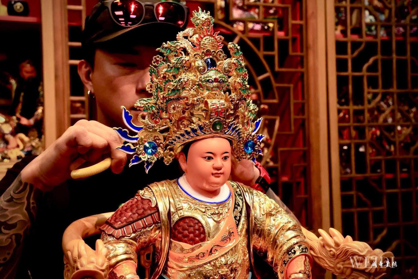 台南《新府城宴王佛具》師傅親手調整神像穿搭細節,展現職人精神與專業細節(圖/Medick Marketing Ltd.提供)