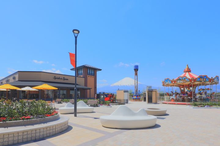 御殿場 PREMIUM OUTLETS® 境內開放感十足,逛街同時還能盡覽富士山美景。 圖:向日遊/提供