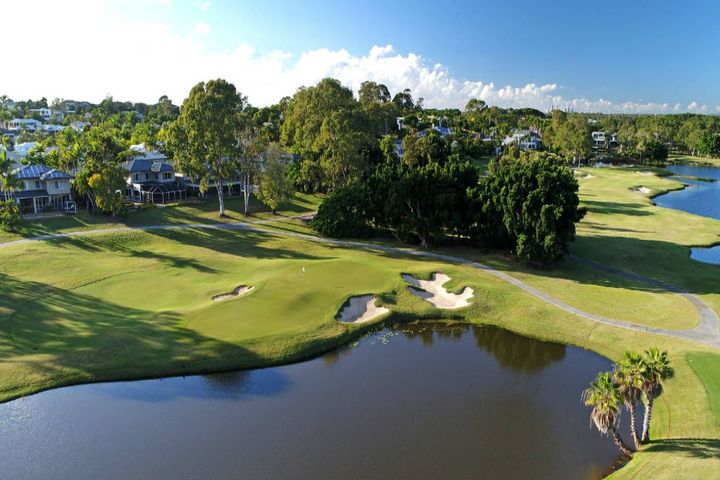 位於黃金海岸北端的高級渡假社區的 Sanctuary Cove Golf and Country Club,擁有兩座18洞冠軍級球場。 圖:尊榮假期/提供