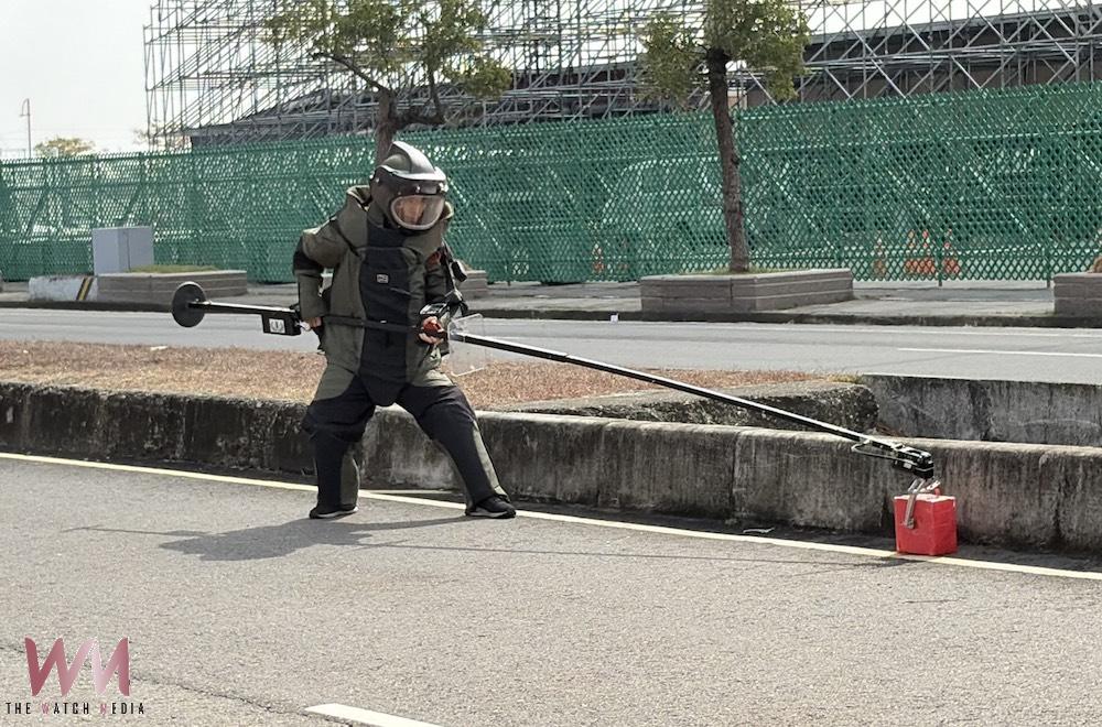 防爆專業人員以機械手臂夾取爆裂物。(圖/記者陳惲朋攝)