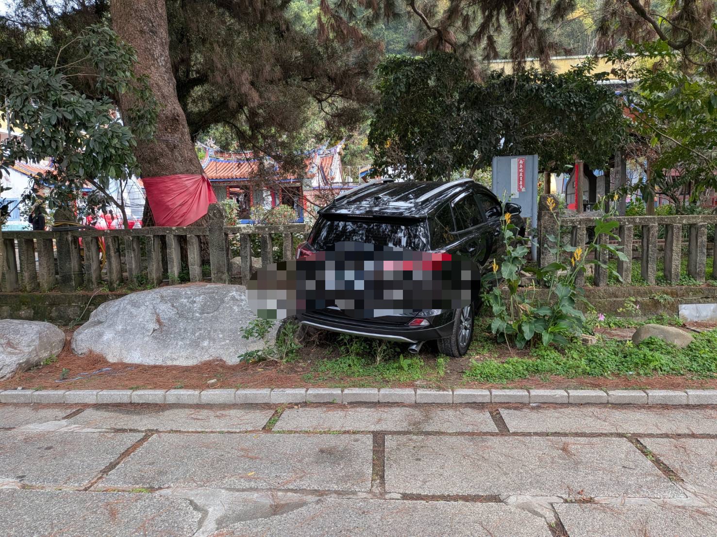 (有影片)/清水岩寺驚傳休旅車暴衝 女信徒疑暈眩自撞百年石欄 - https://www.watchmedia01.com