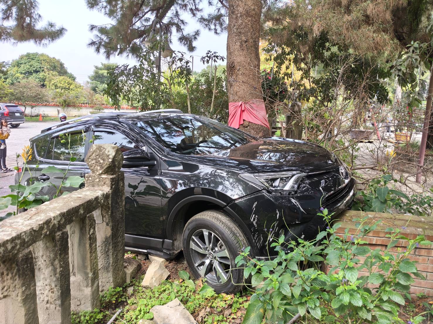 (有影片)/清水岩寺驚傳休旅車暴衝 女信徒疑暈眩自撞百年石欄 - https://www.watchmedia01.com