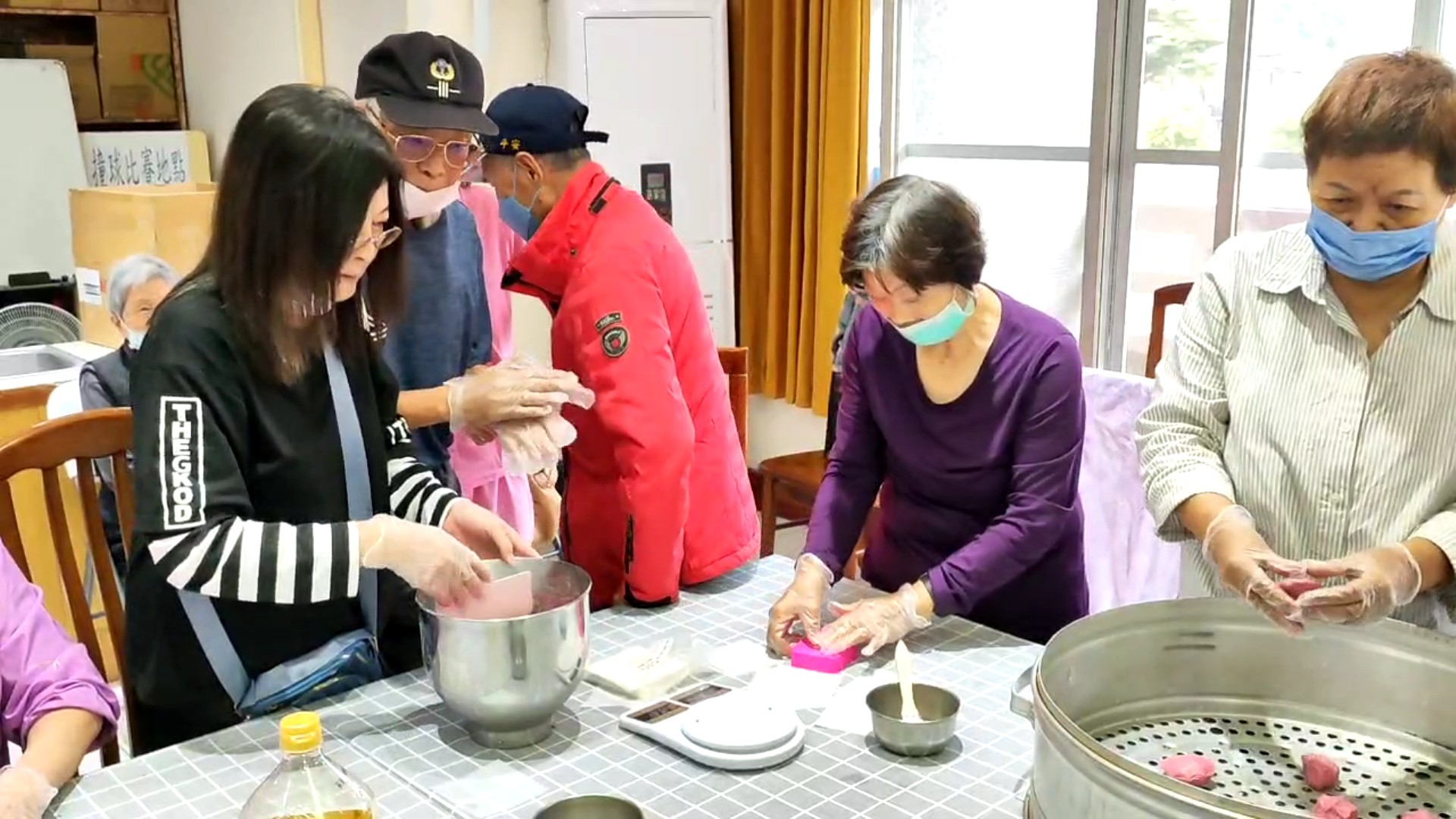 (有影片)/年還沒到先有年味!彰化榮家長輩動手做紅龜粿迎新春 - https://www.watchmedia01.com