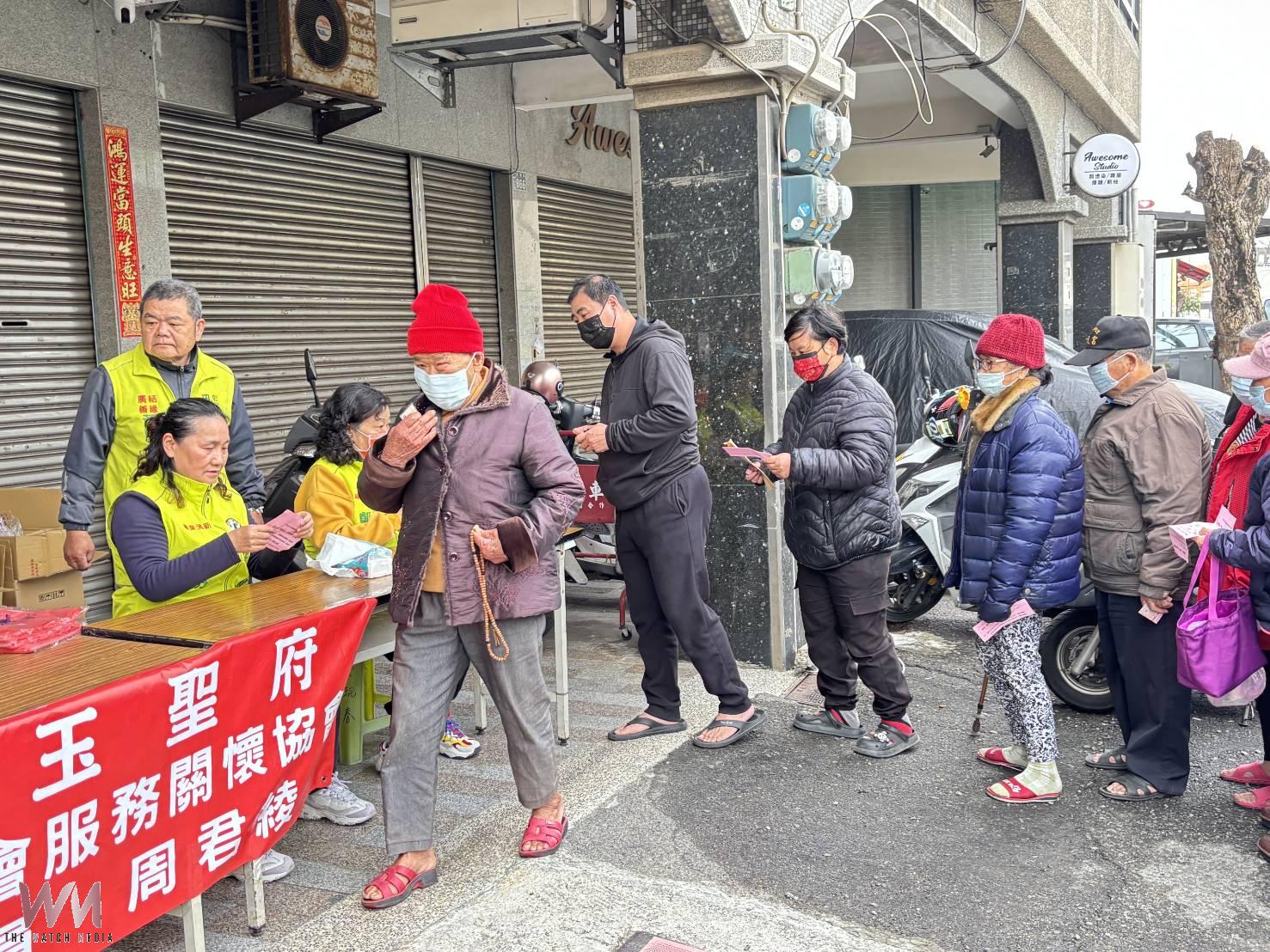 (有影片)/低收家庭增多 寒冬暖心行動 玉聖協會送加菜金與禮盒 - https://www.watchmedia01.com