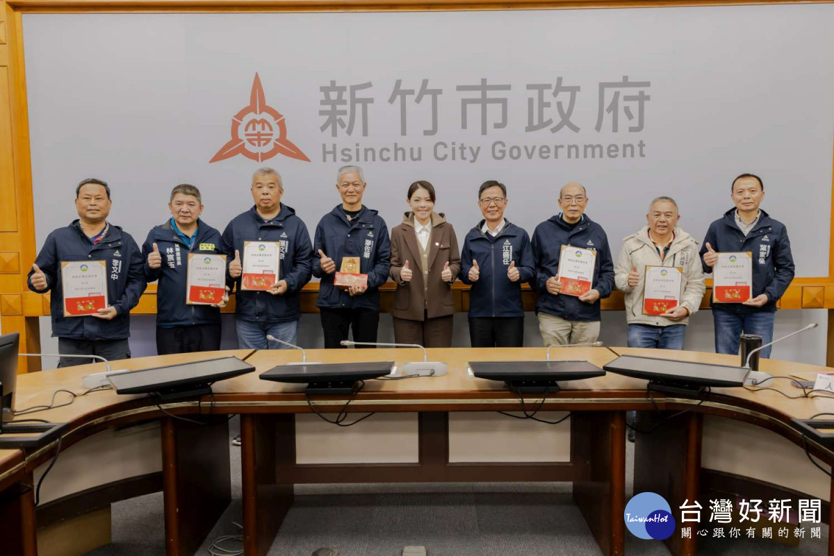 新竹市7里成功取得「低碳永續家園評等認證」，市長高虹安親頒獎座肯定。 2-3 新雅里取得「里層級」最高等級的「銀級」評等。