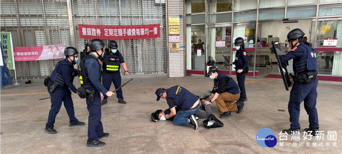 分局與台銀南投分行防搶演練逼真。（ 南投分局提供）