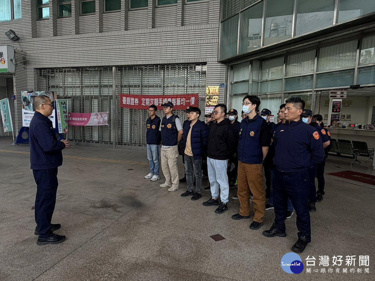 蔡分局長勤後肯定大家的努力用心,勉勵春節期間務必做好治安維護。(南投分局提供)<br /><br />