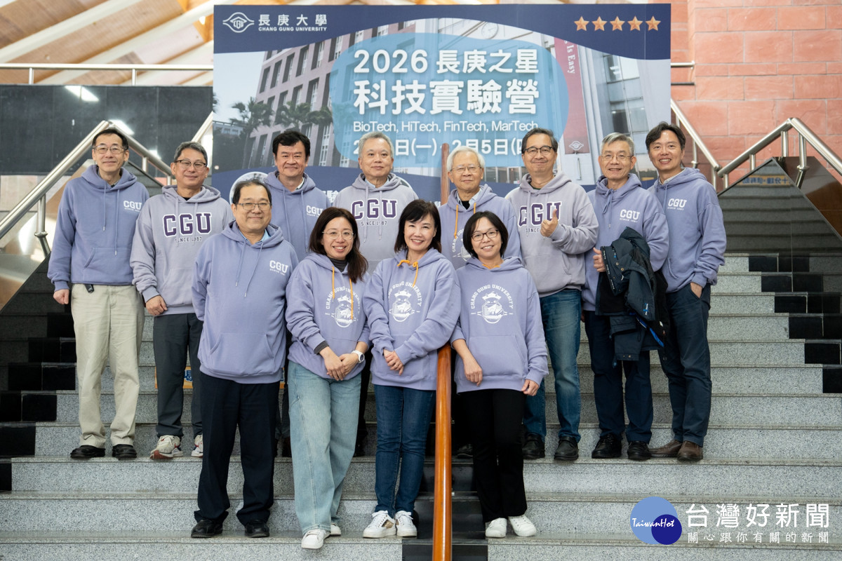 湯明哲校長(後排右四)與籌辦寒假科技實驗營的師長團隊合影