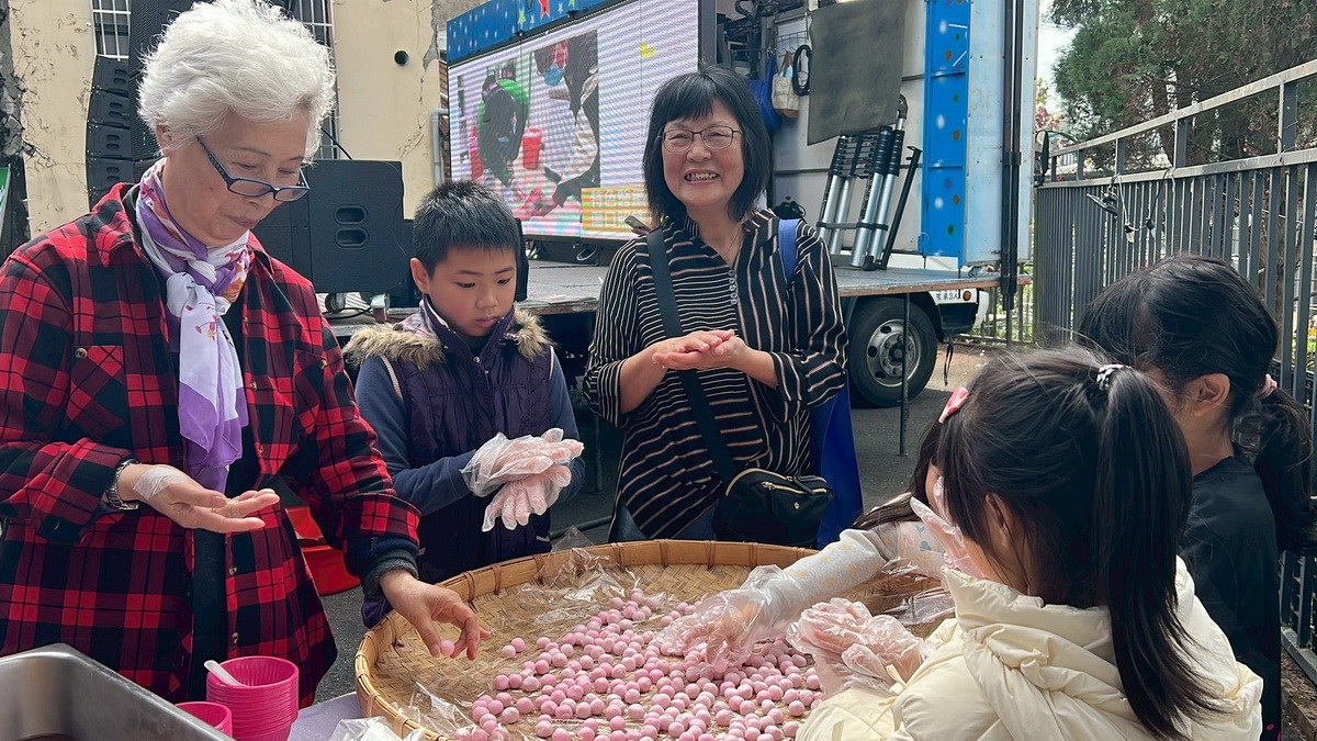 竹秀鹿谷院區成立鄉親煮湯圓同慶。(竹秀提供)