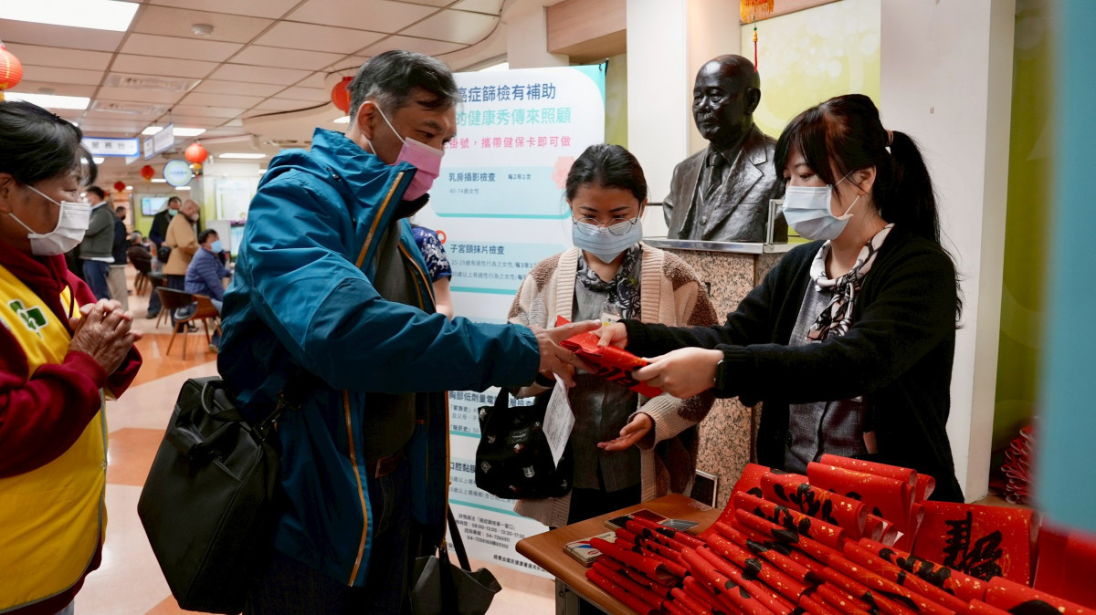 彰化秀傳醫院準備600份春聯,現場民眾熱烈索取。