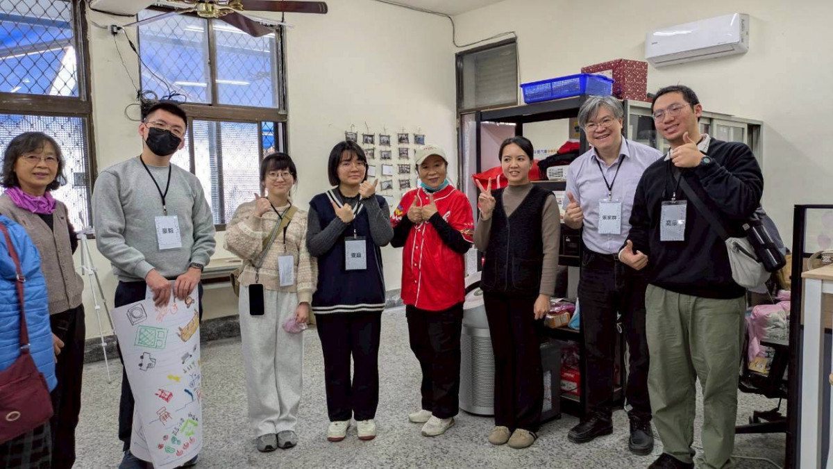 應心系師生與文建站工作人員於馬太鞍文建站。