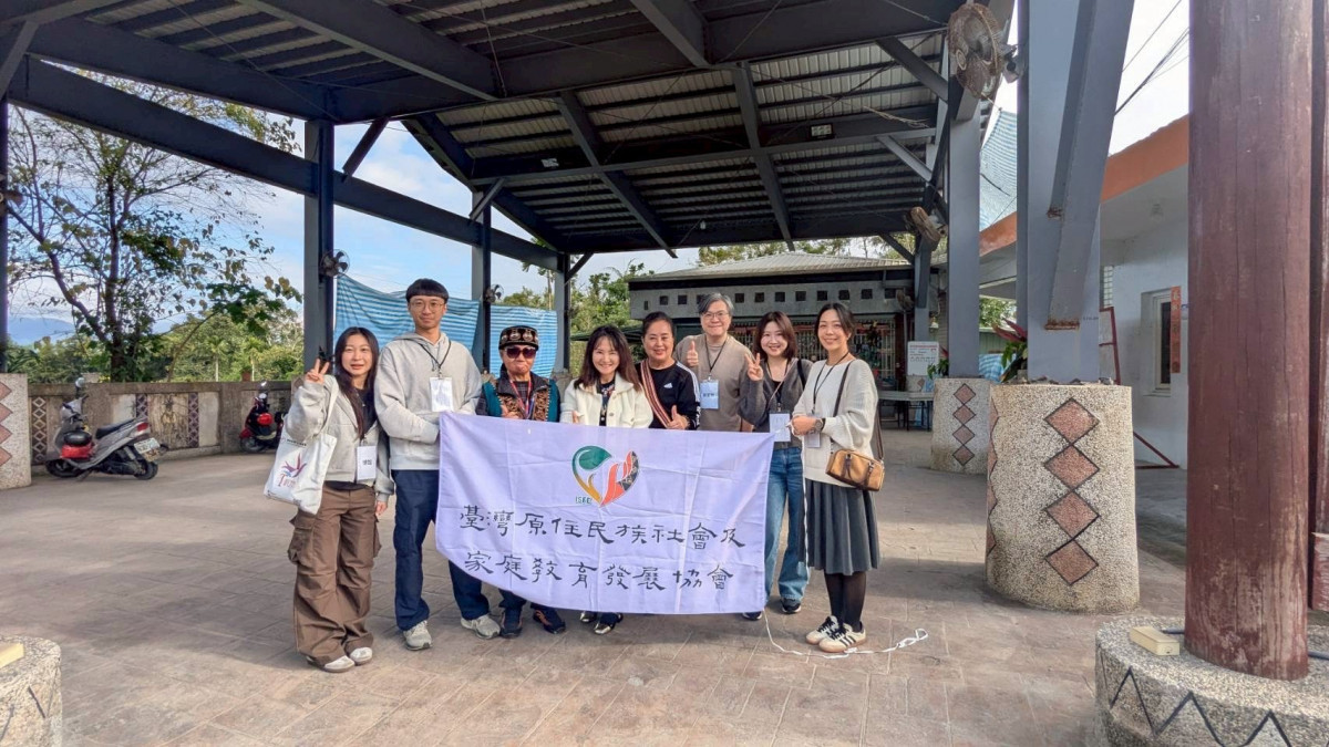 應心系師生與合作單位原住民社會及家庭發展協會於馬可認文建站。