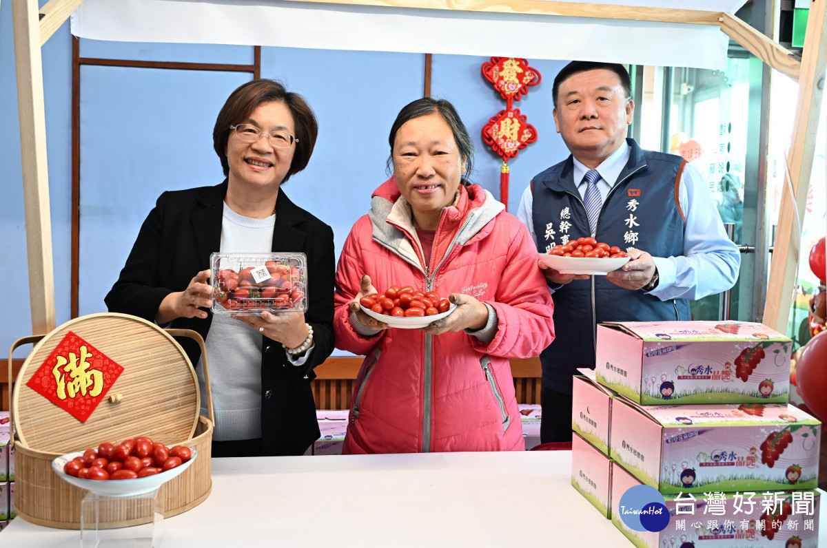 秀水小果番茄評鑑揭曉，農會包辦冠亞軍、27名農民獲表揚，縣長王惠美與冠軍梁愛卿合照。圖／彰化縣政府提供