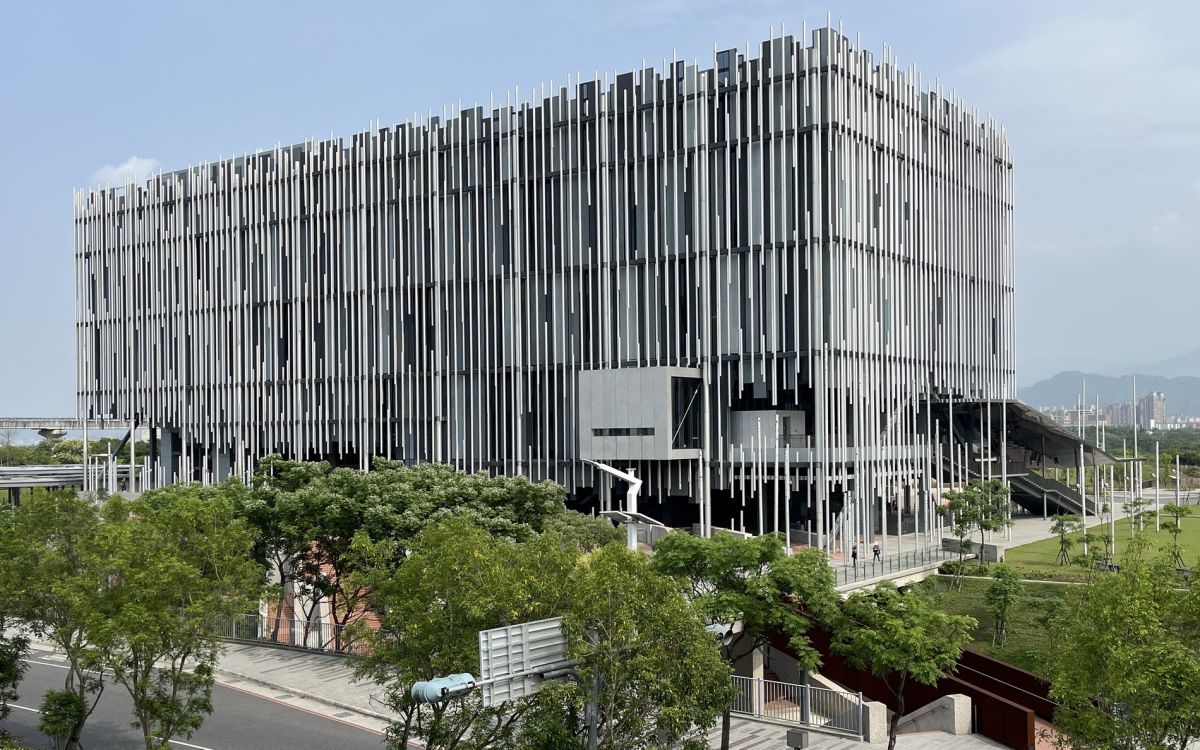 圖/楊宗珉推薦去年四月正式開幕的新北美術館,美術館以「蘆葦」為建築意象,外型本身就像一件大型藝術品。(新北市政府文化局提供)