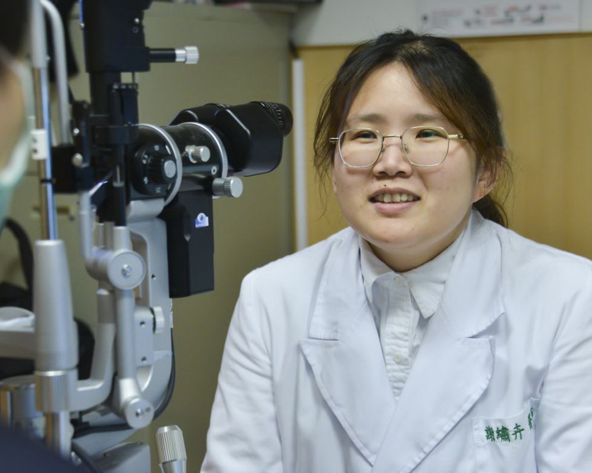 圖／台北慈濟醫院眼科部醫師謝繡卉說，若出現單眼視力明顯下降、視野缺角、影像歪斜、顏色變淡等情形，應儘早就醫檢查。（台北慈濟醫院提供）
