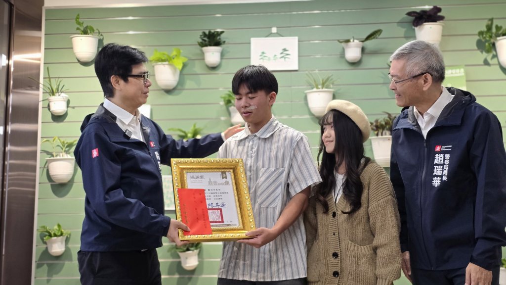 正義男大生「救老夫婦命」!他:要買防狼噴霧 陳其邁親表揚
