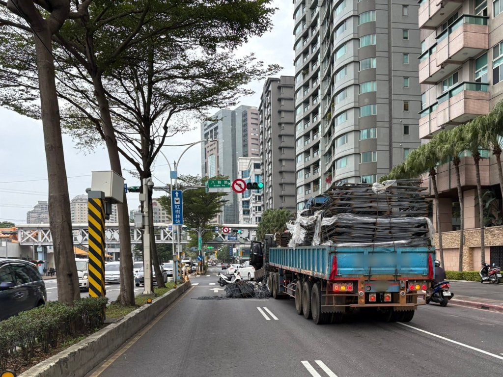 上班尖峰鋼筋撒一地!淡水貨車未固定闖禍 佔用雙車道釀回堵