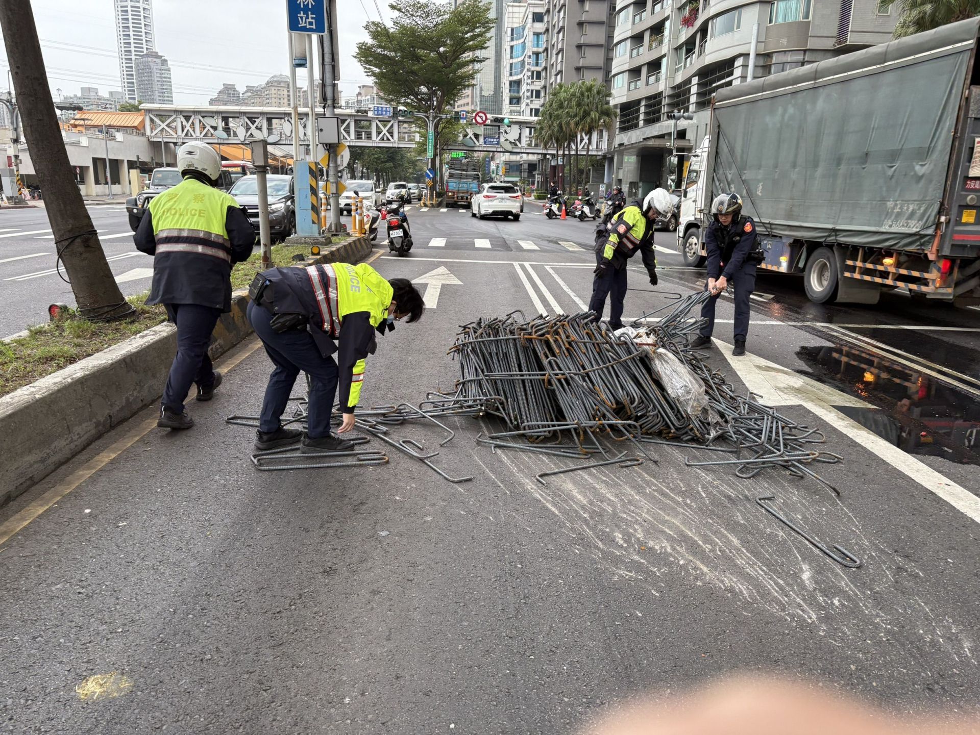 淡水分局獲報後立即啟動交通疏導應變機制,由交通組長帶領交通分隊及竹圍派出所共6名警力趕赴現場,優先將事故車輛引導至內線車道,縮減佔用範圍以維持基本通行。