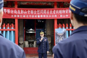 愛不缺席 7旬長者獨居病痛度寒冬 淡水警與鄞山寺親送物資紅包 49