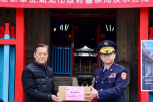 愛不缺席 7旬長者獨居病痛度寒冬 淡水警與鄞山寺親送物資紅包 50 %E4%BA%8C 3 300x200 1