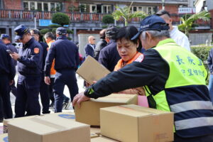 愛不缺席 7旬長者獨居病痛度寒冬 淡水警與鄞山寺親送物資紅包 51 %E4%B8%89 1 300x200 1