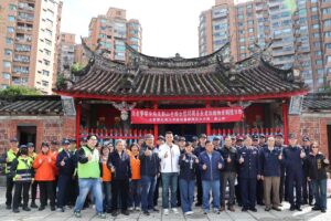 愛不缺席 7旬長者獨居病痛度寒冬 淡水警與鄞山寺親送物資紅包 52 %E5%9B%9B 1 300x200 1