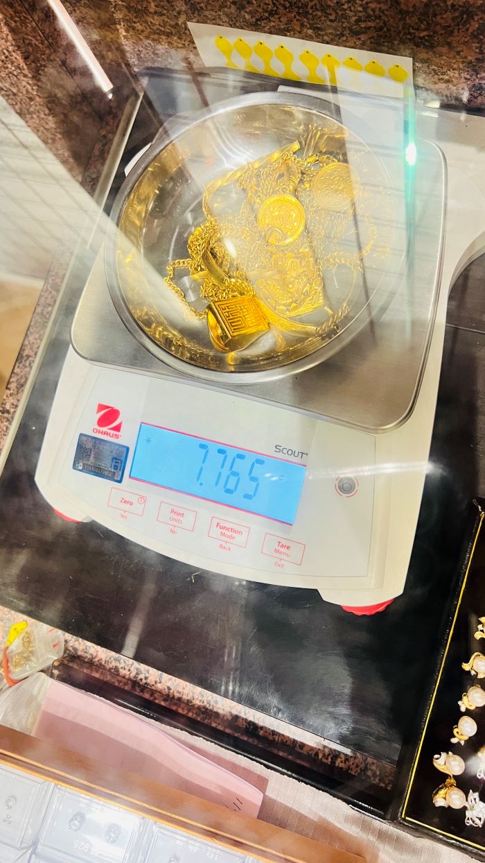 瑞芳清潔隊拾金不昧 市民140萬金飾失而復得 68 《圖說》金飾經秤重合計7.765兩,換算市值約新臺幣140萬元。〈環保局提供〉
