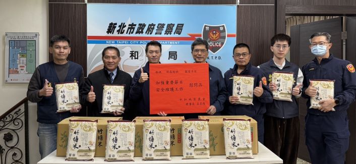 《圖說》中和地區農會理事長呂弈陞等一行人致贈永和員警精美慰問品，表達慰問、鼓勵之意。〈永和分局提供〉