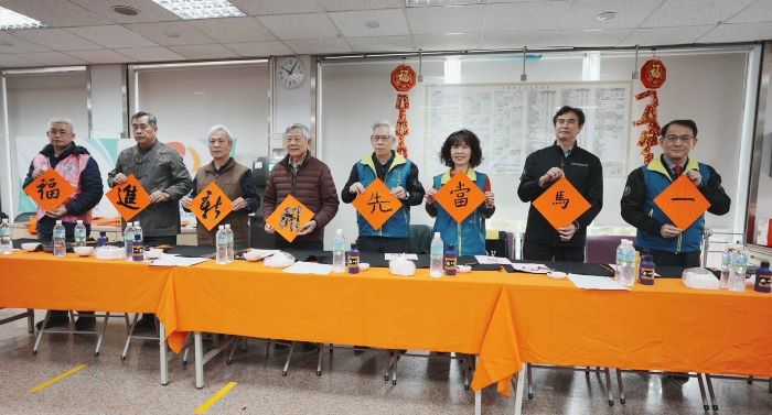 一馬當先開新進福 台電北西區處名師揮毫送春聯 32 《圖說》名書法家吳聰文、曾鉅峯、郭金堂、北西區處長徐進福、工會代表、同仁一同運筆寫下「一馬當先 開新進福」春聯,熱鬧展開贈聯活動。〈台電北西區處提供〉