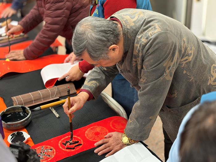 一馬當先開新進福 台電北西區處名師揮毫送春聯 33 《圖說》揮毫迎新春! 農曆新年將至,活動現場邀請書法名家親手書寫春聯。〈台電北西區處提供〉