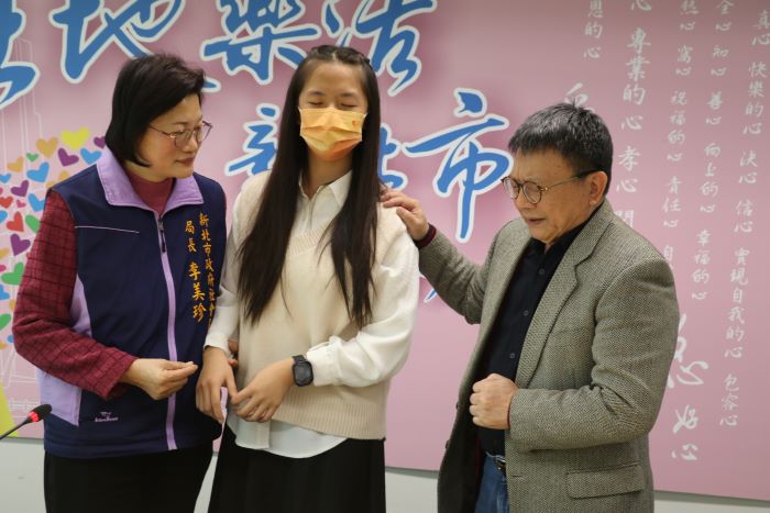安置兒少自立向學明燈 小亭錄取臺大翻轉人生 42 《圖說》安置機構執行長李肇家(右)為小亭進行禱告祝福。〈社會局提供〉
