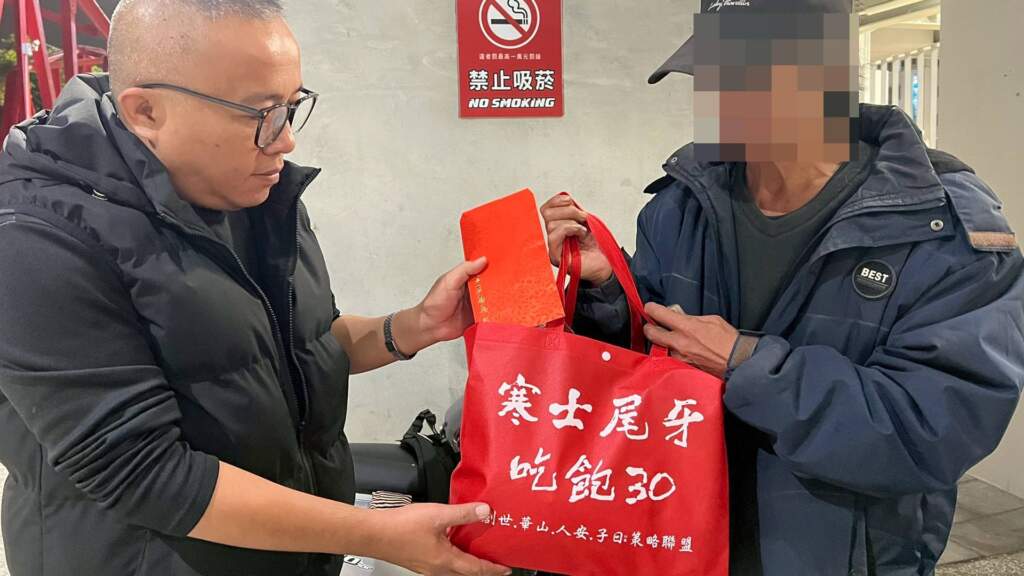 ▲彰化人大小事版主夜訪弱勢送年禮,力挺人安寒士吃飽30。(圖/人安基金會提供)
