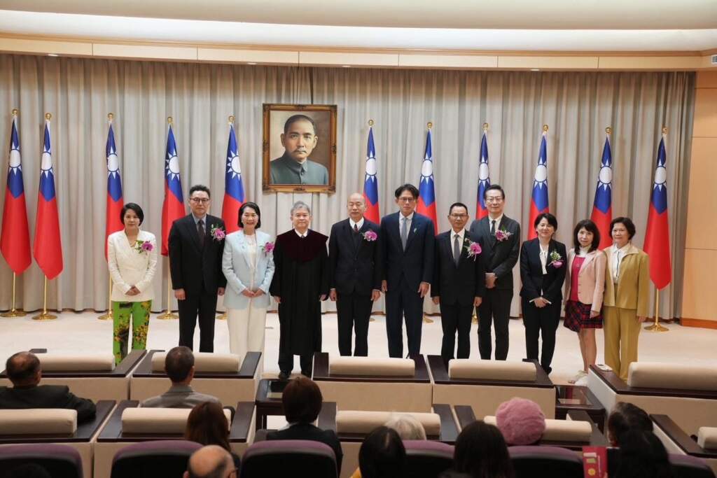 ▲台灣民眾黨秉持「超越藍綠、最強戰力」理念,6位新任不分區立委今宣誓就職,其中彰化縣由王安祥接棒,正式進入立法院為鄉親、勞工與中小企業發聲。(圖/民眾黨提供) ▲
