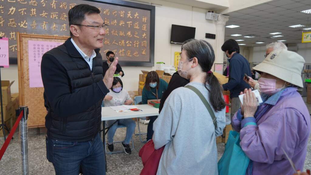 ▲歲末寒冬送暖不停歇,鹿港鎮公所今日在行政大樓一樓中庭舉辦愛心物資捐贈活動,為弱勢家庭送上關懷與祝福,盼協助他們安心過好年。(圖/記者林明佑翻攝)