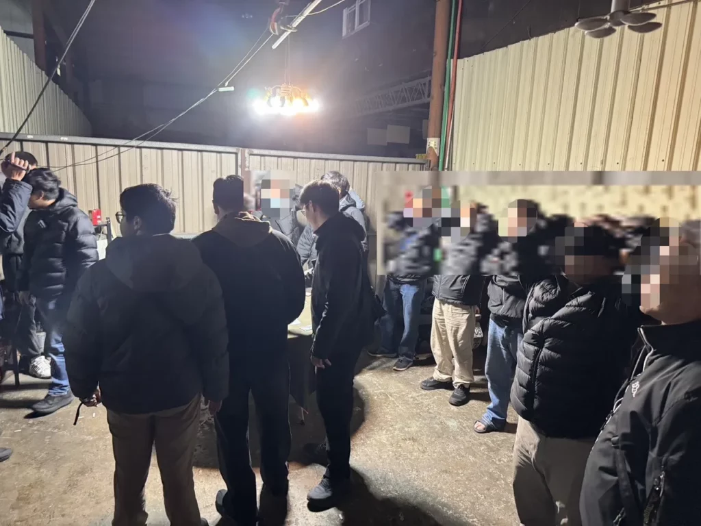 經警方監控蒐證,發現該址經營天九牌職業賭場,樹林警分局即迅速申請搜索票,於深夜突襲該鐵皮工廠