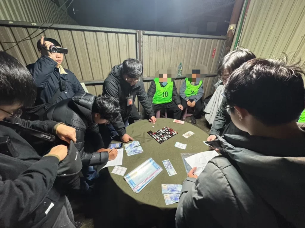 經警方監控蒐證,發現該址經營天九牌職業賭場,樹林警分局即迅速申請搜索票,於深夜突襲該鐵皮工廠