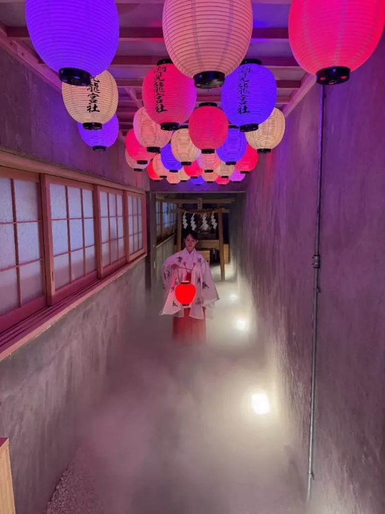 穿過燈籠懸垂的長廊,薄霧如雲般氤氳,光影交錯之間營造出夢幻又神祕的通道,彷彿引領訪客走入另一段時空。©潮見龍宮