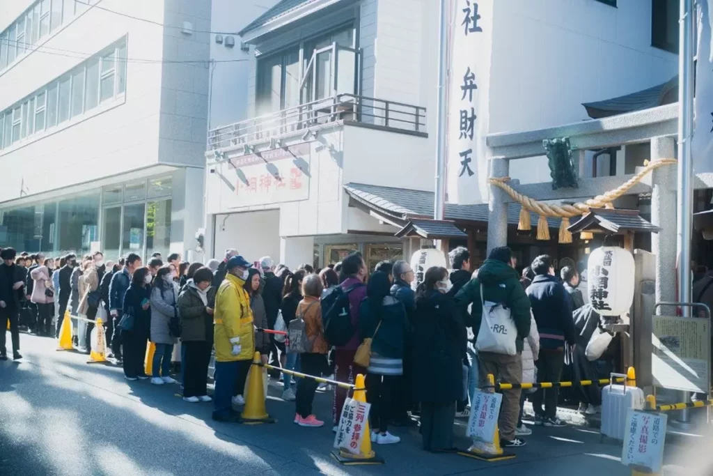每逢新年,參拜者絡繹不絕,祈求商業興隆與開運。人流不絕、香火鼎盛的熱鬧參拜一景。©小網神社」