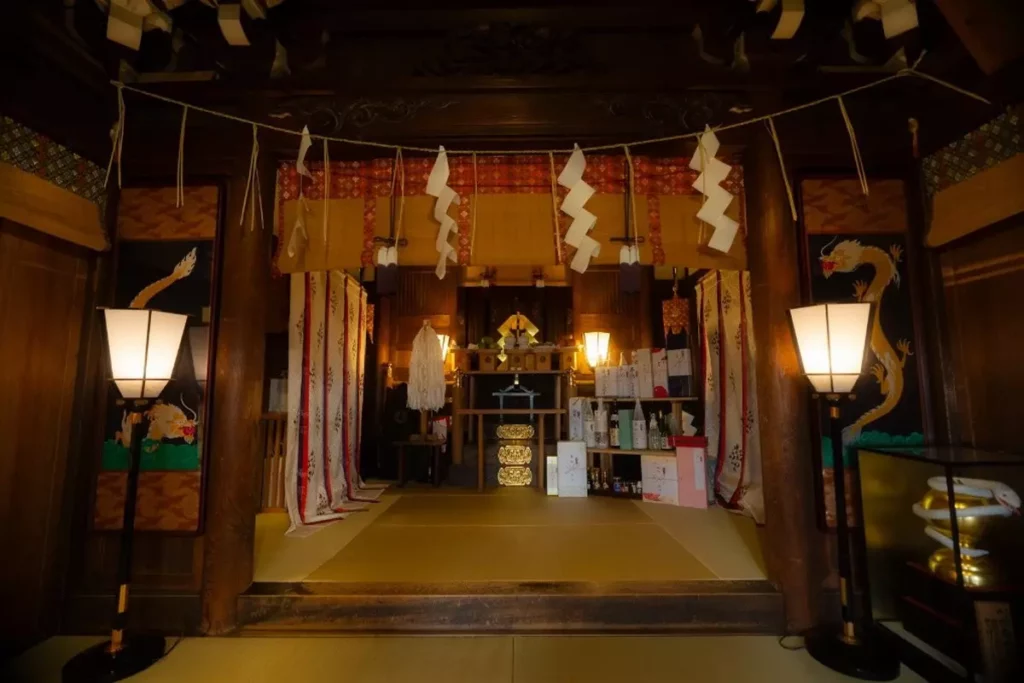 小網神社主祭神為倉稻魂神(稻荷大神)與市杵島比賣神(弁財天),此外亦供奉日本橋七福神之一的福祿壽神。香火鼎盛的神社,是新年祈求強運與財運的最佳去處。©小網神社