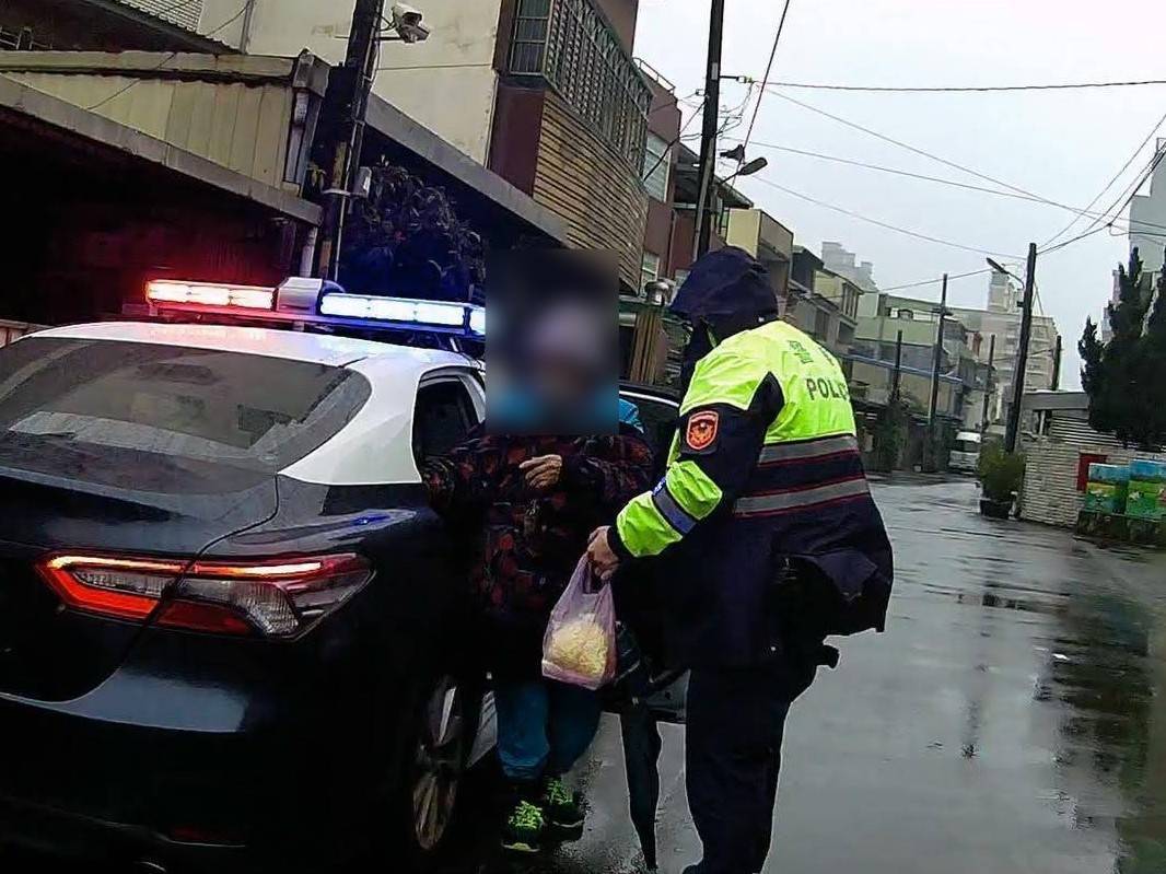 平鎮婦受困街頭凍到發抖 警開暖氣護送返家 815171 0